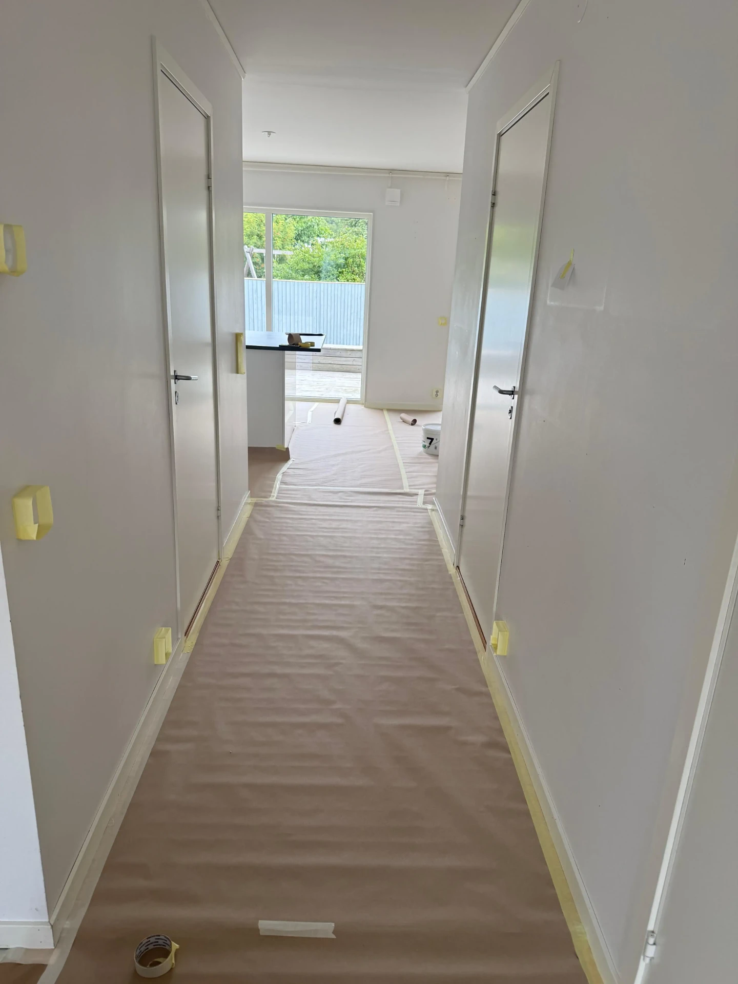 Hall under arbete med noggrann täckning och maskering